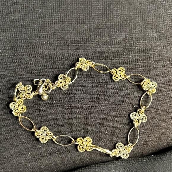 Vintage Jewelry - VTG Gold Tone Metal linked bracelet with light wear. Unbranded.